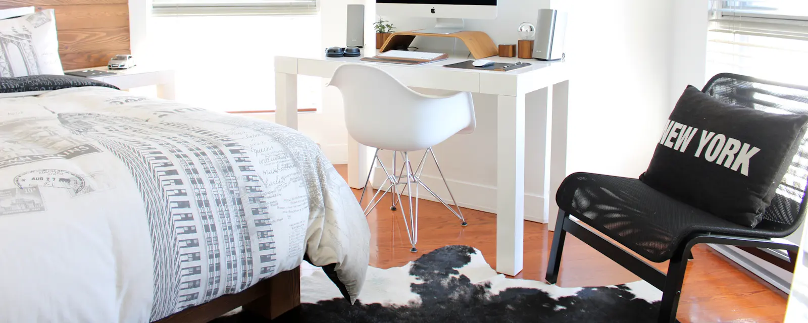 Chambre d'étudiant avec un bureau près du lit