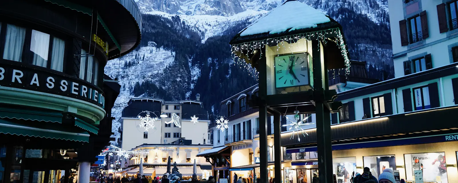 Le centre de Chamonix et ses montagnes