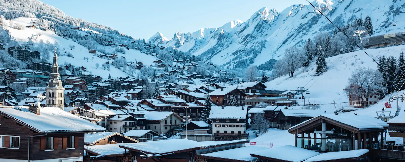 La station de La Clusaz sous la neige