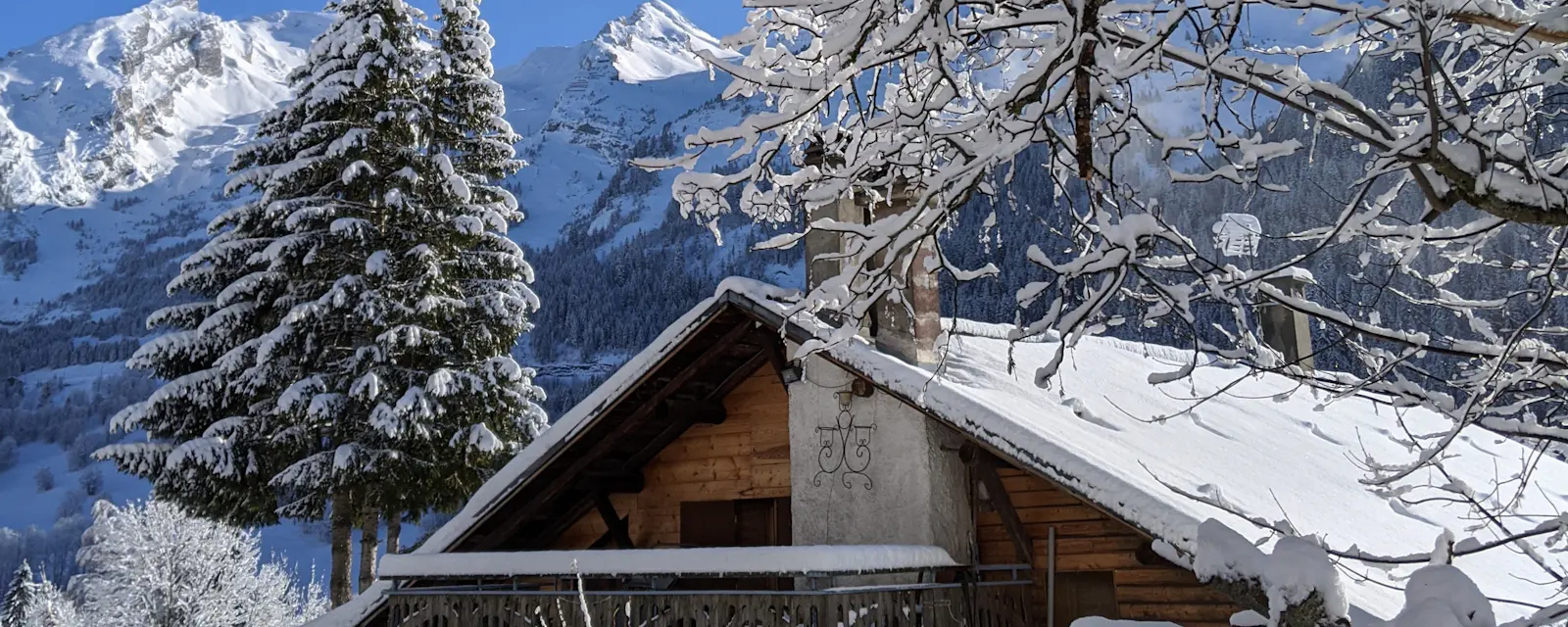 Chalet en bois sous la neige, à La Clusaz