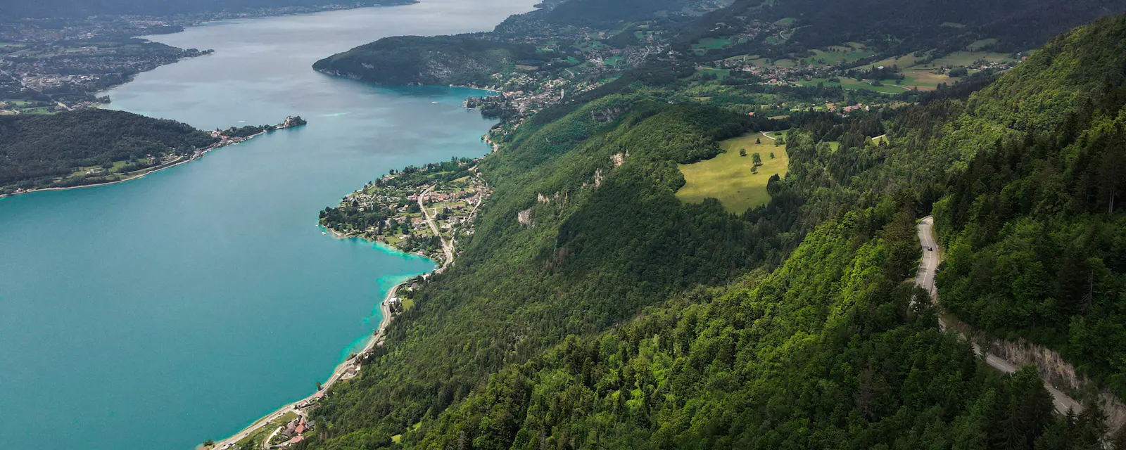 Le lac d'Annecy entre ses montagnes