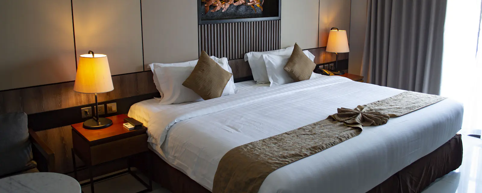 Lit d'hôtel aux draps blancs