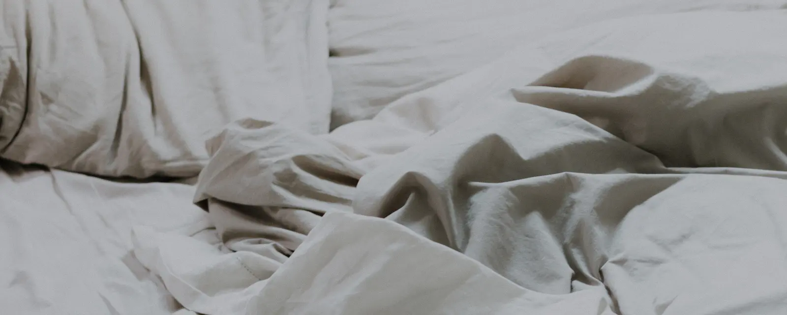 Oreillers et couette blancs