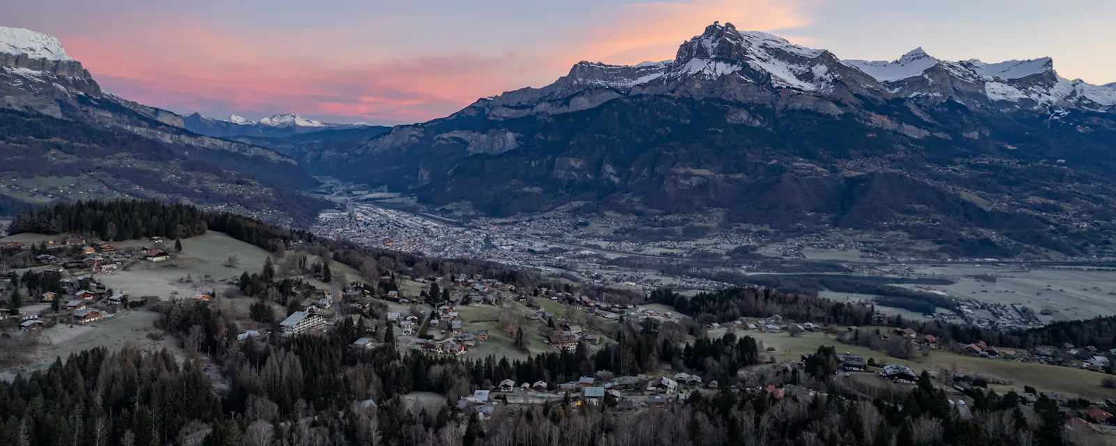 Montagnes et village vus depuis la Tête du Colonney, au-dessus de Sallanches