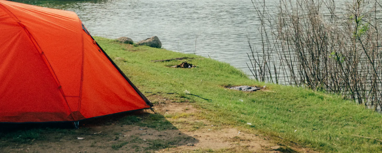 Tente plantée au bord d'un lac