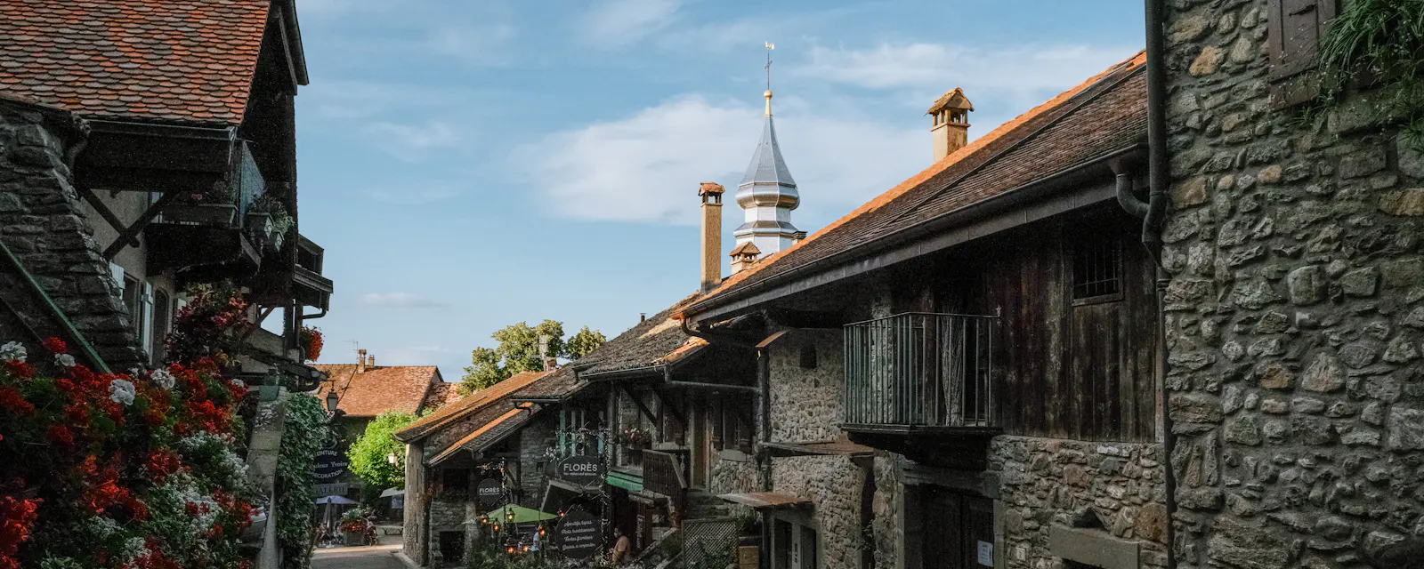 Une ruelle bordée de maisons de pierre à Yvoire